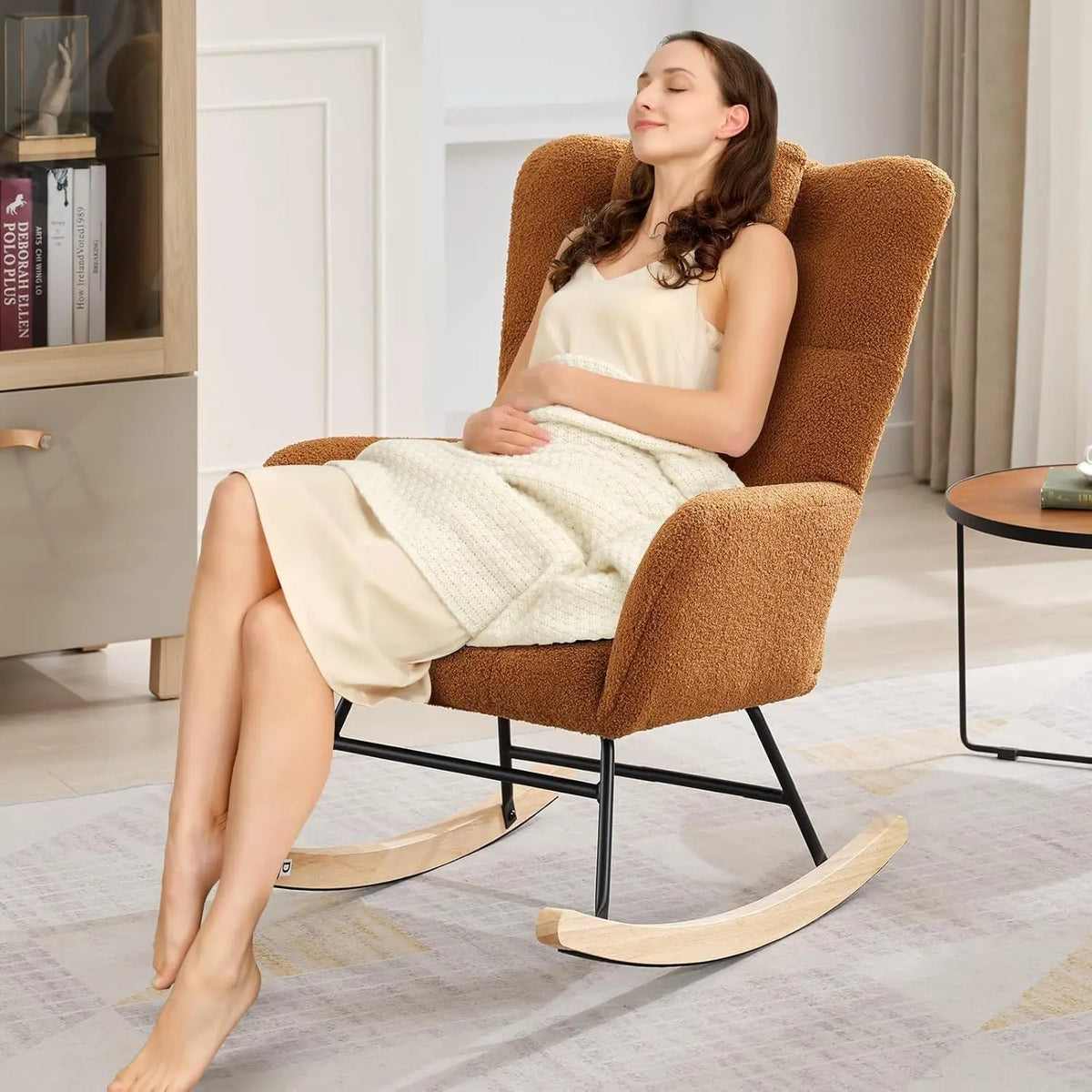 Fauteuil à bascule à dossier haut en teddy bouclé Brune, avec poche latérale – photo 2